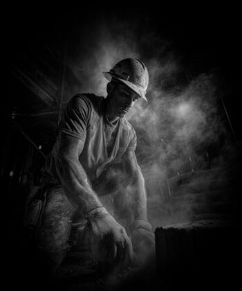 ouvrier de la construction faisant de la maçonnerie